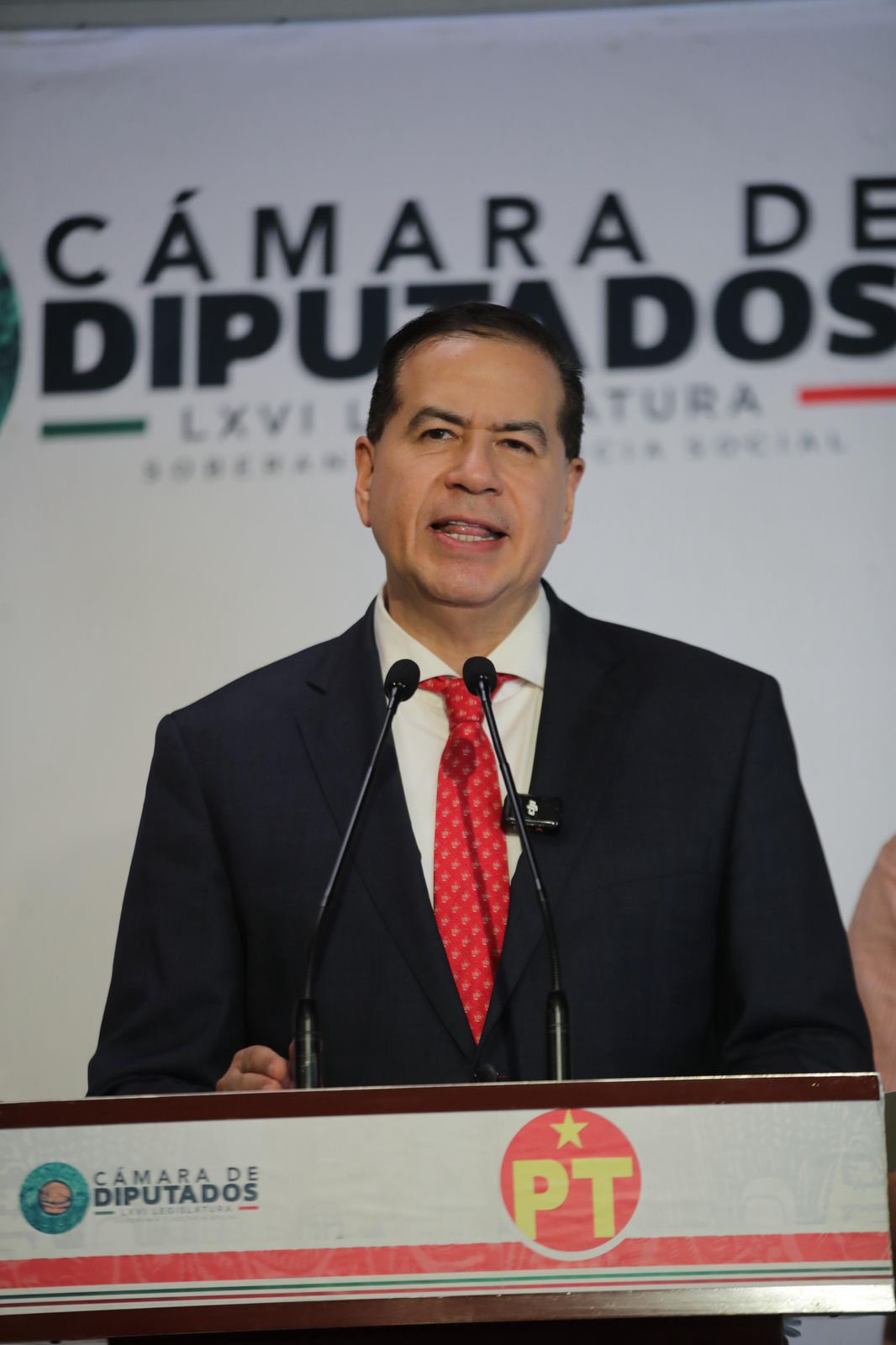 Ricardo Mejía Berdeja en conferencia del Partido del Trabajo en la Cámara de Diputados