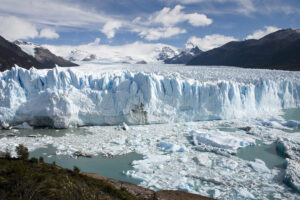 Glaciares en los Andes: el cambio climático aumenta el riesgo de aluviones y desbordamientos