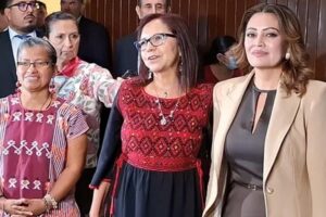 Leticia Ramírez defiende programas sociales y a Servidores de la Nación