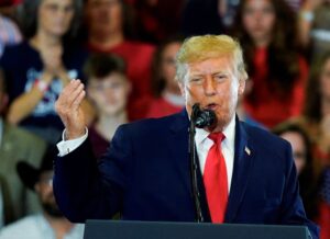 Trump presume apoyo latino pese a caída en aprobación