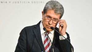 Monreal acusa guerra sucia contra Santiago Nieto