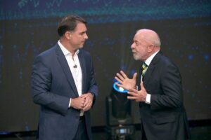 Lula y Flávio Bolsonaro se enfrentan en último debate antes de elecciones en Brasil