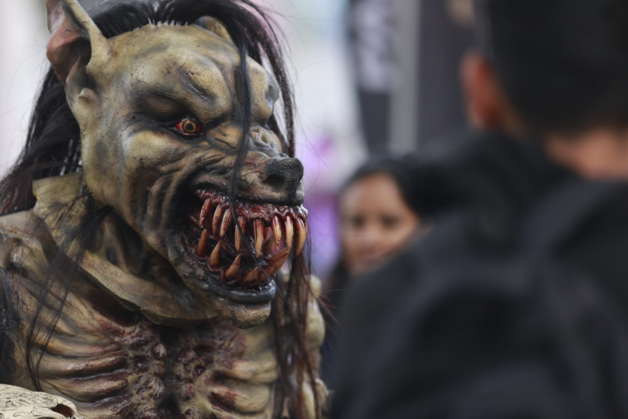 Participante con máscara de criatura de terror durante la Marcha Zombie 2026 en Ciudad de México.