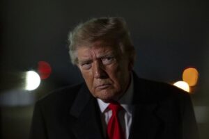Trump culpa a la migración de la violencia en Francia y exige cerrar fronteras