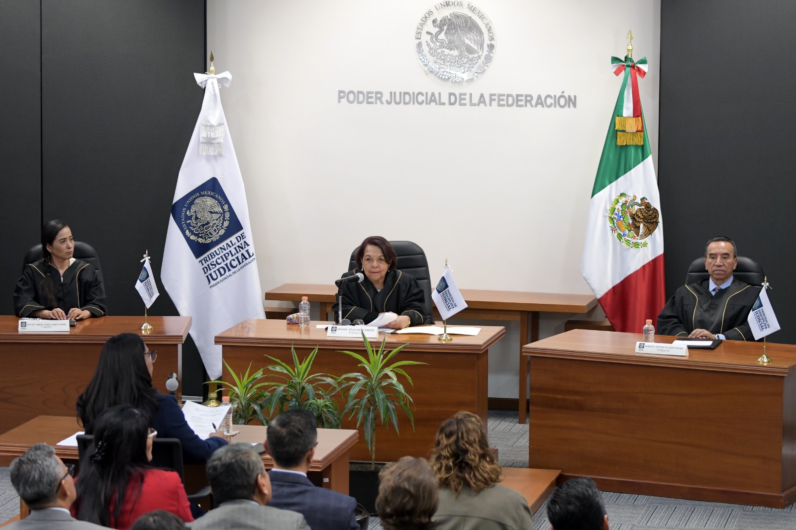 Las magistraturas Indira Isabel García Pérez, Celia Maya García y Rufino H. León Tovar durante una sesión del Tribunal de Disciplina Judicial