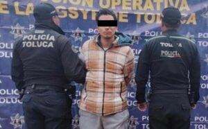 Detiene Policía de Toluca a dos motorratones y recupera un par de celulares