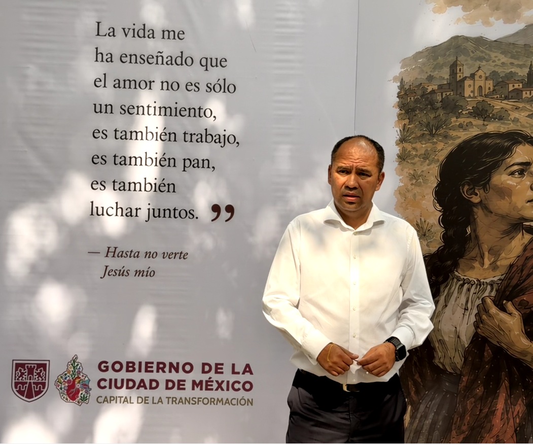 Alejandro Robles de pie frente a un panel con cita de Elena Poniatowska y branding del Gobierno de la Ciudad de México en la Utopía de Coyoacán