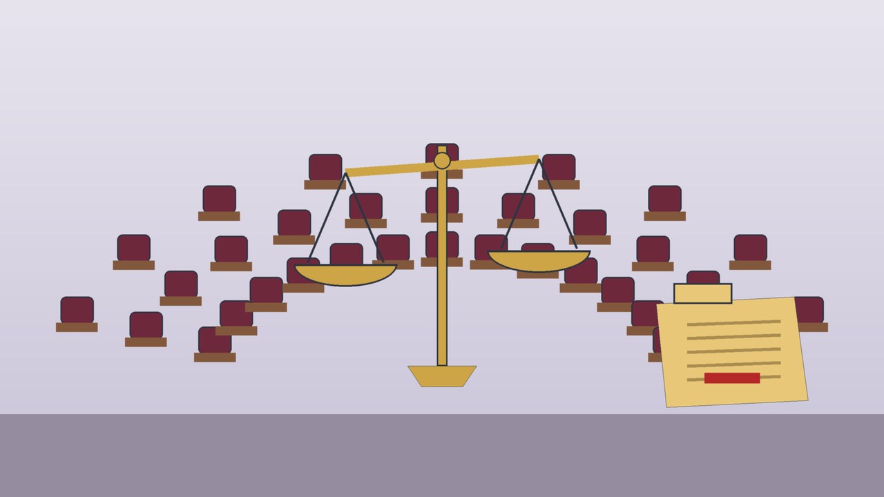 Ilustración conceptual de una balanza de la justicia frente a un recinto legislativo semicircular con curules vacías y una carpeta de expediente, alusiva al procedimiento de juicio político en México