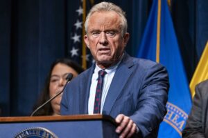 Fiscales de EE.UU. demandan a Robert F. Kennedy por calendario de vacunas infantiles
